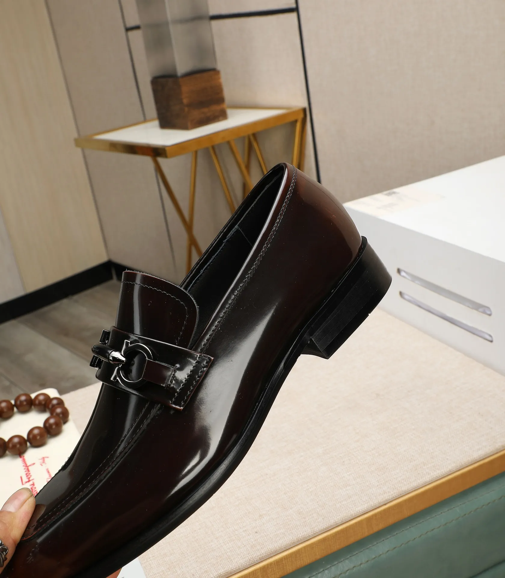 Men's shoes 💰540📛📛(water-dyed cowhide) Salvatore Ferragamo high-end (Salvatore Ferragamo) is the world's top luxury footwear brand. It comes from the fashion kingdom of Italy and is famous all over the world for its traditional handmade design and novel styles...🚶🏻🚶🏻New suit shoes are available simultaneously at the counter. This model is purely handmade. The fabric is imported from Italy's original first-layer cowhide. Soft water-dyed cowhide lining. Original authentic outsole🌀🌀Size: 38➖44 (45 customized)